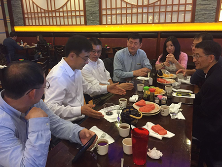 汪俊博士（左4）、刘雯颖博士（左5）、李才博士（左1）、蔡天权博士（左3）和沈东明博士（右1）、李德润博士（右2）一同聆听孙勇奎（左2）院士规划创新梦想