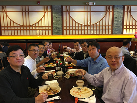 已回国创业的王耀林博士（左1）、杜武博士（右2）和同桌专家分享创业点滴