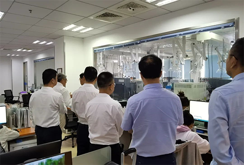 陈博士带领杨副市长一行人参观了不朽情缘mg官网规范化的先进实验室，讲解了药物临床前的研发和IND申报流程。