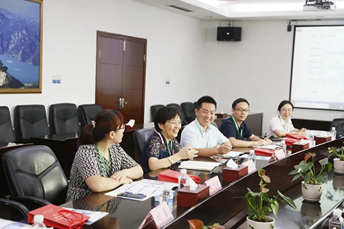 宜昌人福药业副总裁、总工程师李莉娥，产品开发中心主任吕金良，副主任吴有斌、曲龙妹等