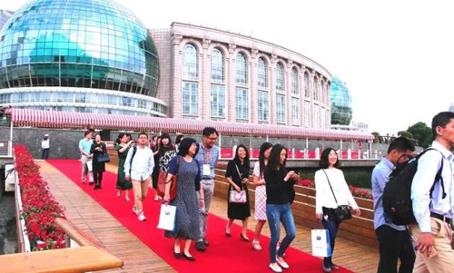 晚宴伊始，前来参加晚宴的嘉宾们纷纷踏上红毯，前往码头