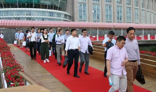 晚宴伊始，前来参加晚宴的嘉宾们纷纷踏上红毯，前往码头